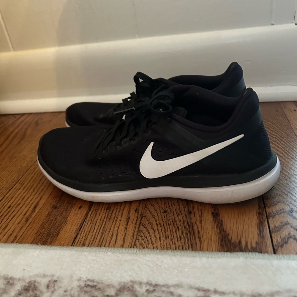 Nike Women’s Black and White Athletic Shoes